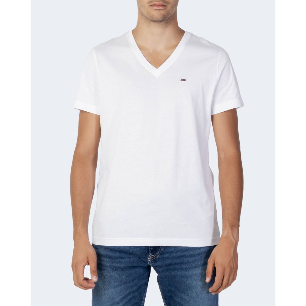 T-Shirt by Tommy Hilfiger Jeans for men in cotton white features a plush silhouette, showcasing a sophisticated v-neck neckline and for a truly plush finish.