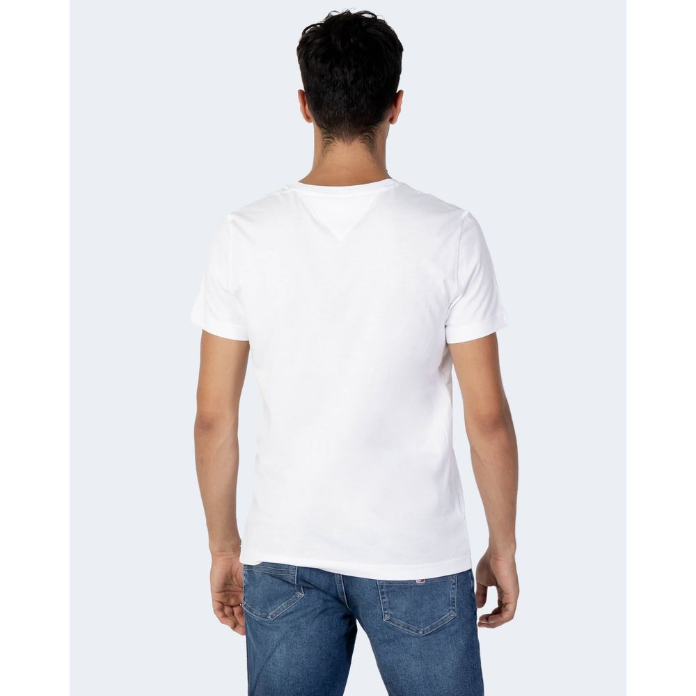 T-Shirt by Tommy Hilfiger Jeans for men in cotton white features an edgy silhouette, meticulously detailed with a sophisticated and for a truly edgy finish.