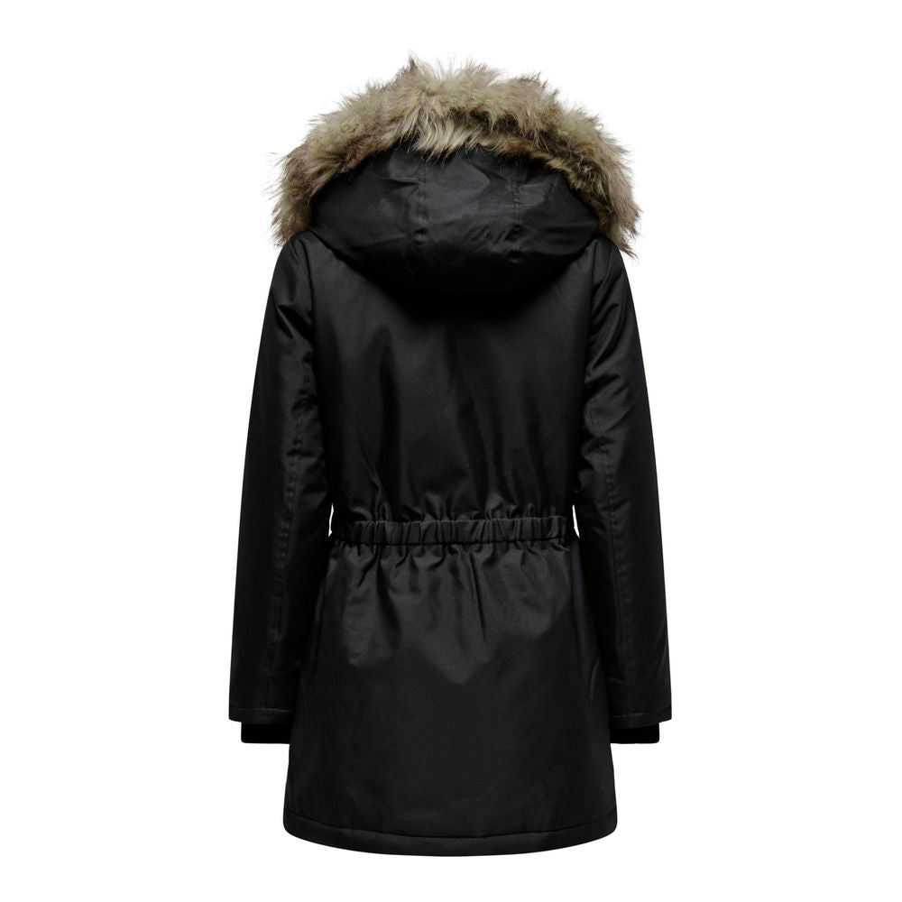 This Hooded Parka by Only for women in polyester fur black presents a enveloping silhouette, meticulously detailed with pockets & hooded and a enveloping hooded neckline.