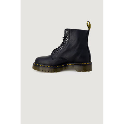 Lace-Up Ankle Boots by Dr. Martens for women in leather black features an dynamic silhouette, showcasing the dynamic Women's Leather Lace-Up Ankle Boots design with its distinctive and elegant .