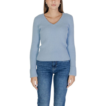 Sweatshirt by Morgan De Toi for women in polyamide & polyester blue features an magnificent silhouette, showcasing a sophisticated v-neck neckline and long-sleeve detail for a truly magnificent finish.