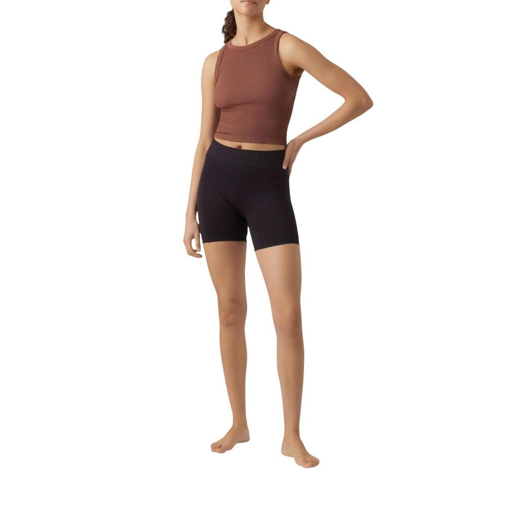 Short Trousers by Vero Moda for women in stretch polyamide black features an effortlessly chic with a short and that creates a effortlessly chic and tailored silhouette.