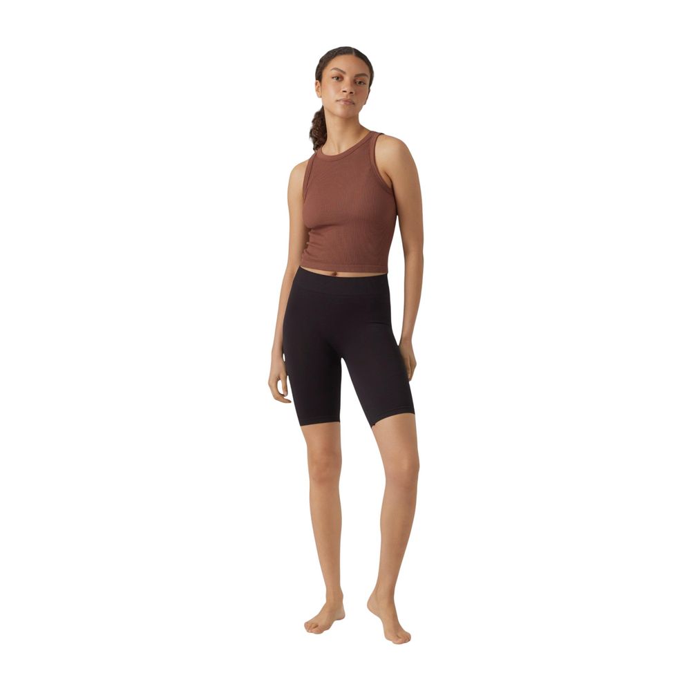 Short Trousers by Vero Moda for women in nylon black features an effortlessly chic with a short and that creates a effortlessly chic and tailored silhouette.