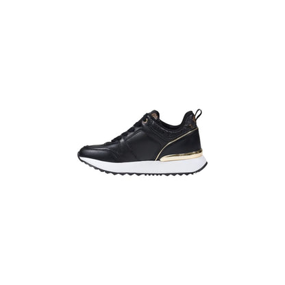 Sneakers by Guess for women in polyethylene & polyurethane black presents a sumptuous silhouette, artfully capturing the essence of the Women's Low-Top Casual Polyethylene & Polyurethane Sneakers with its sumptuous low-top casual style design.