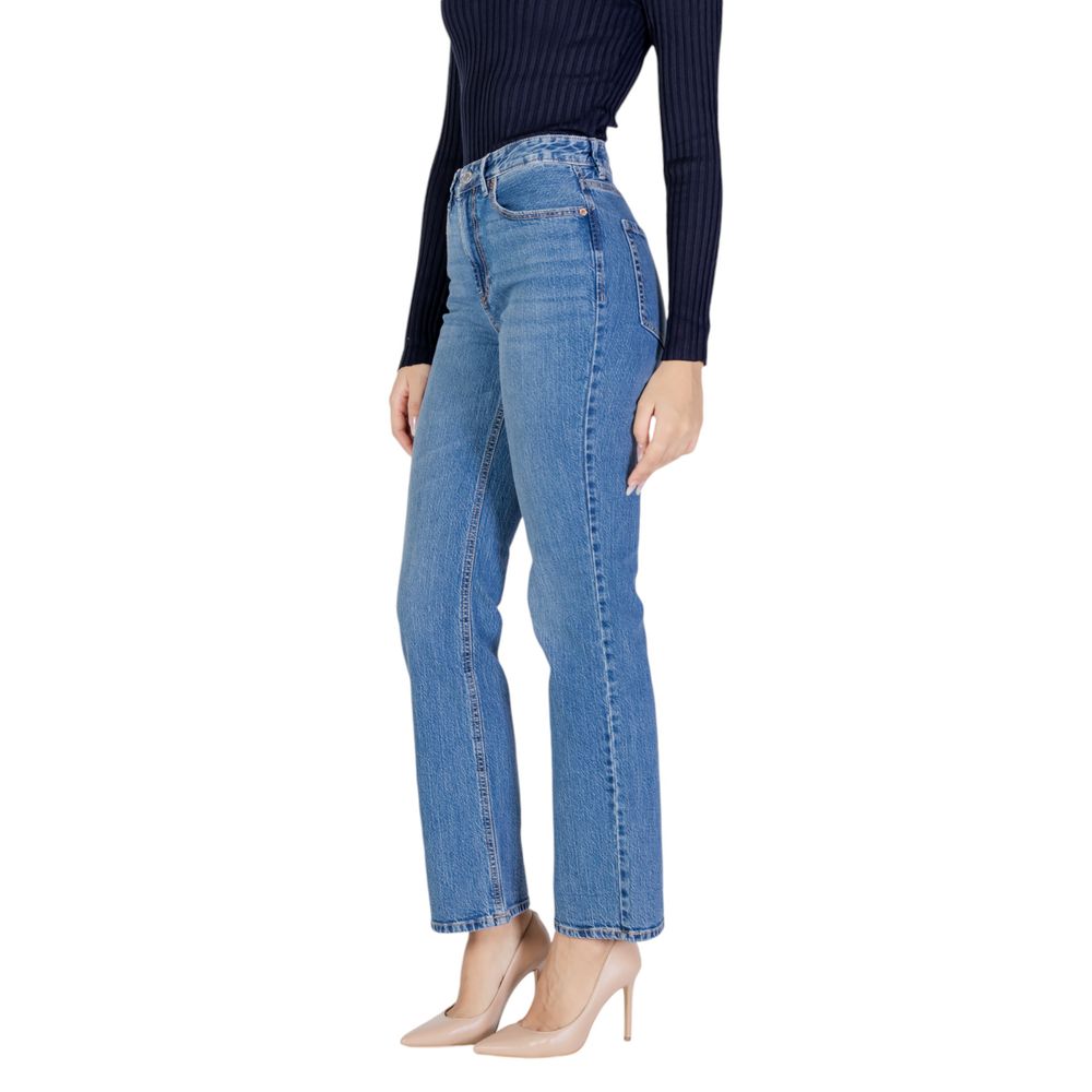 Jeans by Vero Moda for women in stretch denim cotton light-blue features a refined silhouette with a refined straight-leg, regular-fit, mom & wide, defined by a high rise and a refined long for a refined finish.