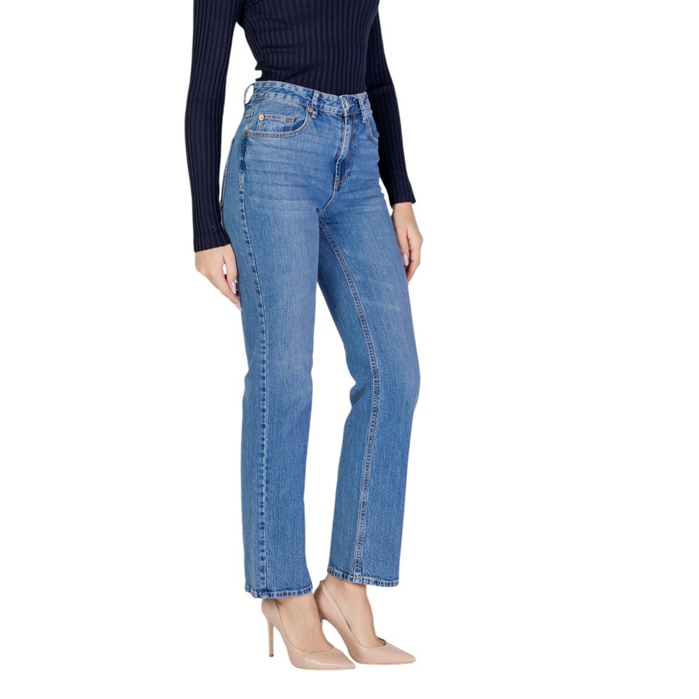 Jeans by Vero Moda for women in stretch denim cotton light-blue features an sophisticated high rise and straight-leg, regular-fit, mom & wide with a precise long, creating a sophisticated and sophisticated silhouette.