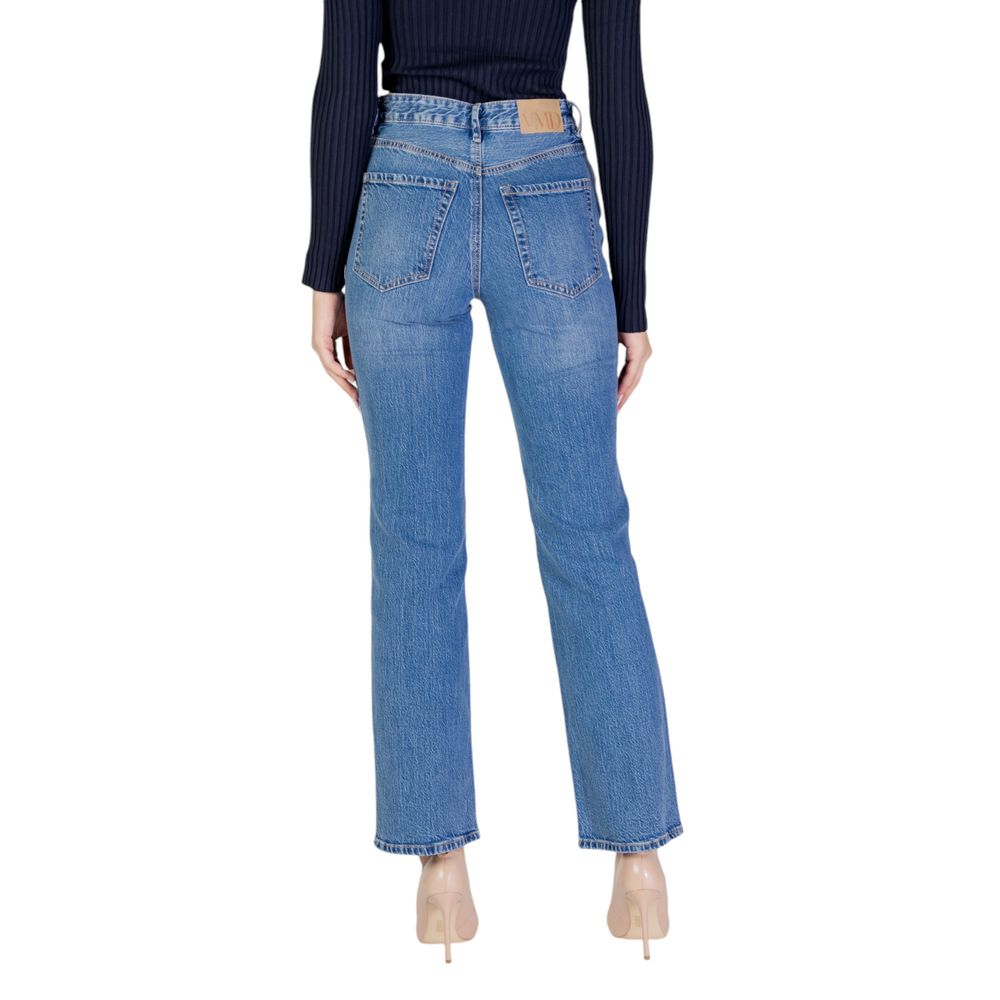 Jeans by Vero Moda for women in stretch denim cotton light-blue presents a tailored silhouette, showcasing a tailored straight-leg, regular-fit, mom & wide and long cut with a refined high rise for a truly tailored aesthetic.
