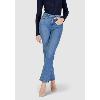 Jeans by Vero Moda for women in stretch denim cotton light-blue features a refined silhouette with a refined straight-leg, regular-fit, mom & wide, defined by a high rise and a refined long for a refined finish.