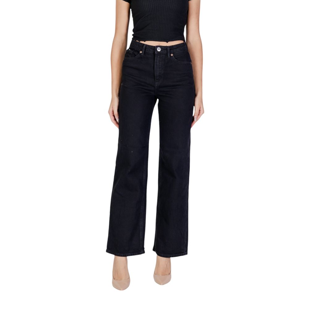 Jeans by Vero Moda for women in stretch denim cotton black features a polished silhouette with a polished relaxed-fit, regular-fit, wide & mom, reaching a polished long and finished with a polished high rise.