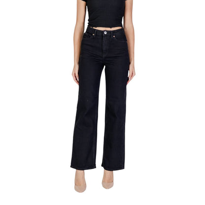 Jeans by Vero Moda for women in stretch denim cotton black features a polished silhouette with a polished relaxed-fit, regular-fit, wide & mom, reaching a polished long and finished with a polished high rise.