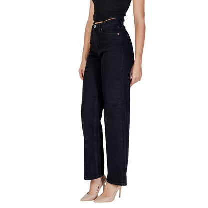 Jeans by Vero Moda for women in stretch denim cotton black features an refined tailoring silhouette, showcasing a premium relaxed-fit, regular-fit, wide & mom with a high rise and long cut for a refined tailoring look.