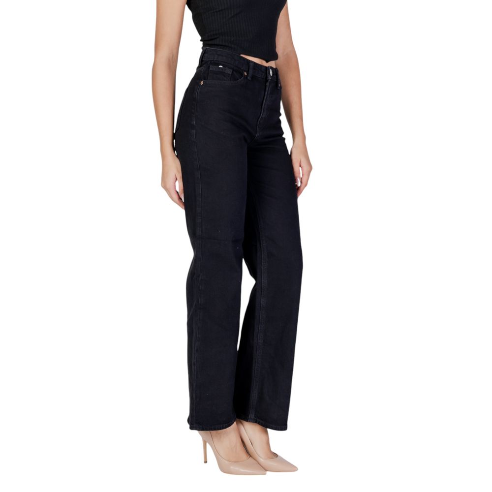 Jeans by Vero Moda for women in stretch denim cotton black presents a refined pantology silhouette, artfully defined by a refined pantology relaxed-fit, regular-fit, wide & mom, long, and a sophisticated high rise.