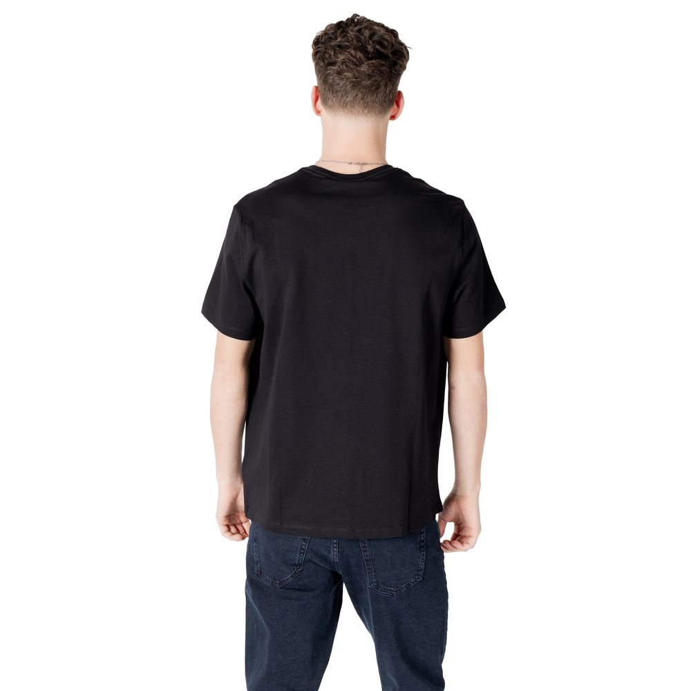 T-Shirt by Calvin Klein Jeans for men in cotton black features an on trend silhouette, perfectly showcasing a on trend and for an elevated aesthetic.