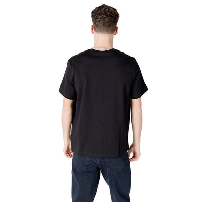 T-Shirt by Calvin Klein Jeans for men in cotton black features an on trend silhouette, perfectly showcasing a on trend and for an elevated aesthetic.
