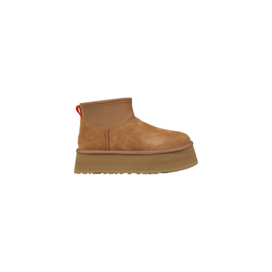 Ankle Boots by UGG for women in suede leather & rubber beige features an high-performance silhouette, showcasing the sophisticated design of the Women's Suede Leather & Rubber Ankle Boots with a and a refined .