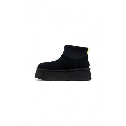 Ankle Boots by UGG for women in suede leather & rubber black features an high-performance silhouette, showcasing the sophisticated design of the Women's Suede Leather & Rubber Ankle Boots with a and a refined .