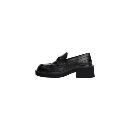 High-Heel Loafers Pumps Heels by Tommy Hilfiger Jeans for women in leather black features an effortlessly chic silhouette from the Women's Leather High-Heel Loafers Pumps Heels collection, showcasing a high-heel and effortlessly chic for a effortlessly chic look.