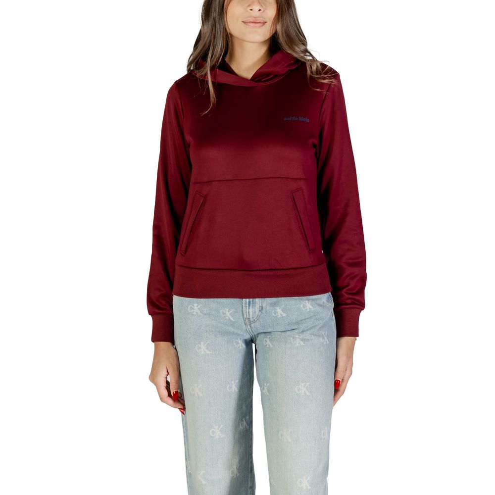 Hooded Hoodie by Calvin Klein for women in cotton & kangaroo bordeaux showcases a city-ready silhouette, artfully detailed with a signature hooded neckline and for a city-ready finish.