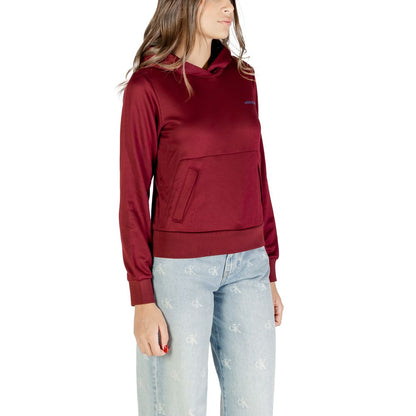 Hooded Hoodie by Calvin Klein for women in cotton & kangaroo bordeaux showcases a city-ready silhouette, artfully detailed with a signature hooded neckline and for a city-ready finish.