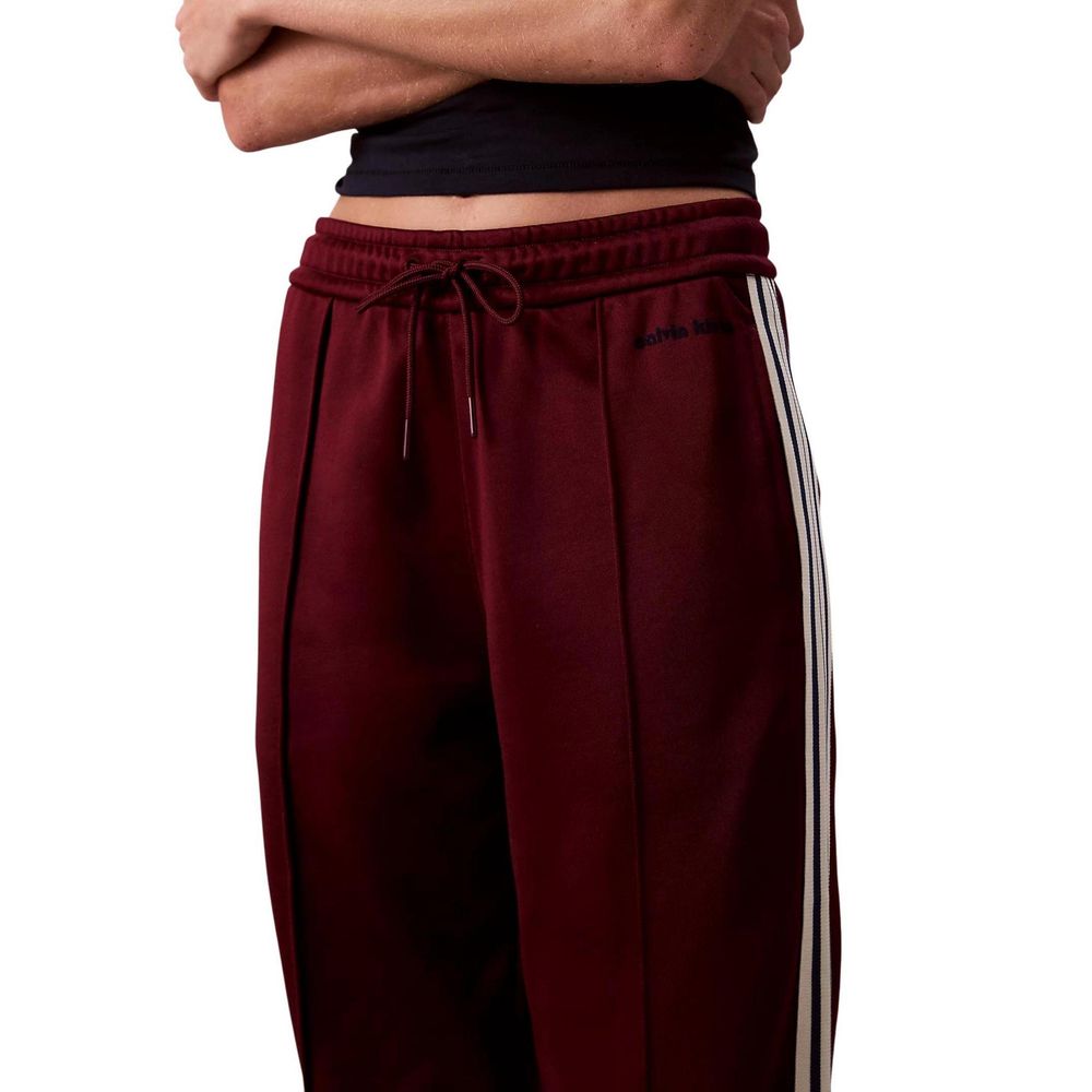 Activewear Jogger Pants by Calvin Klein Jeans for women in cotton polyester bordeaux features an kinetic straight-leg and long with a , showcasing high-performance breathable-design for an kinetic look.