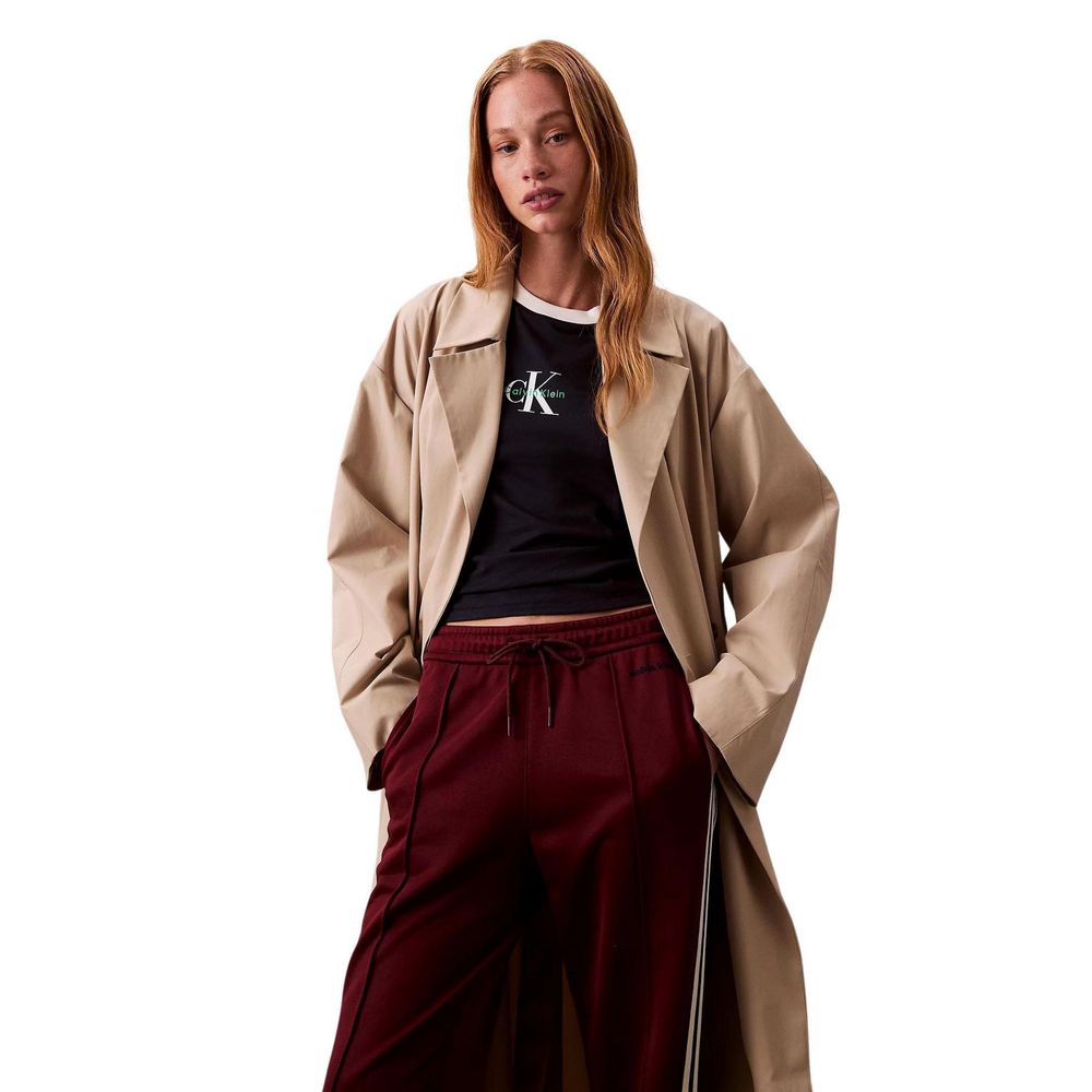 Activewear Jogger Pants by Calvin Klein Jeans for women in cotton polyester bordeaux features an ergonomic straight-leg and with a ergonomic long, showcasing innovative breathable-design for a ergonomic look.