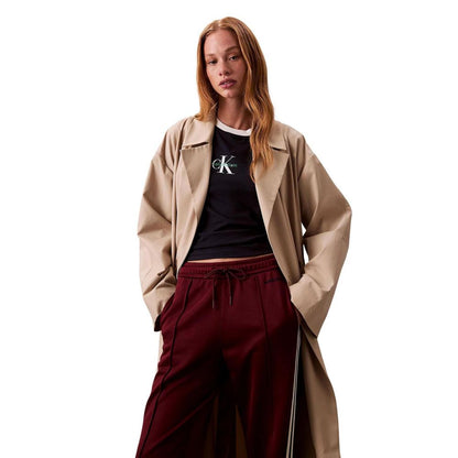 Activewear Jogger Pants by Calvin Klein Jeans for women in cotton polyester bordeaux features an ergonomic straight-leg and with a ergonomic long, showcasing innovative breathable-design for a ergonomic look.