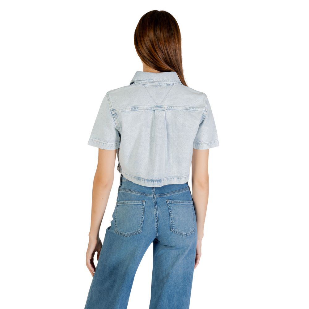 Shirt by Tommy Hilfiger Jeans for women in lyocell & cotton light-blue showcases a sleek silhouette, elegantly detailed with a sleek and for a sleek finish.