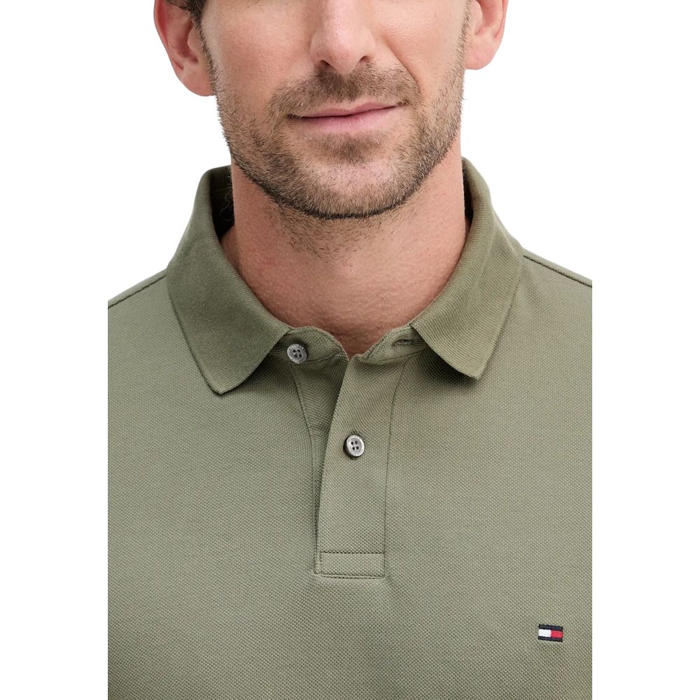 T-Shirt by Tommy Hilfiger for men in stretch organic cotton features an on trend silhouette, perfectly showcasing a on trend and for an elevated aesthetic.