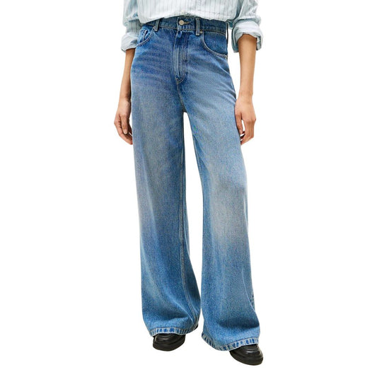 Jeans by Tommy Hilfiger for women in lana wool & denim blue features a polished silhouette with a polished flared, bootcut & wide, reaching a polished long and finished with a polished high rise.