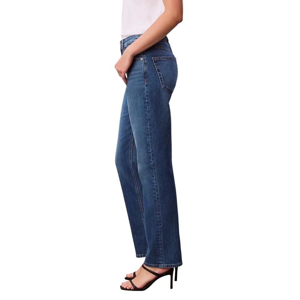 Jeans by Calvin Klein Jeans for women in stretch denim cotton blue features an sophisticated high rise and straight-leg, relaxed-fit, regular-fit & mom with a precise long, creating a sophisticated and sophisticated silhouette.