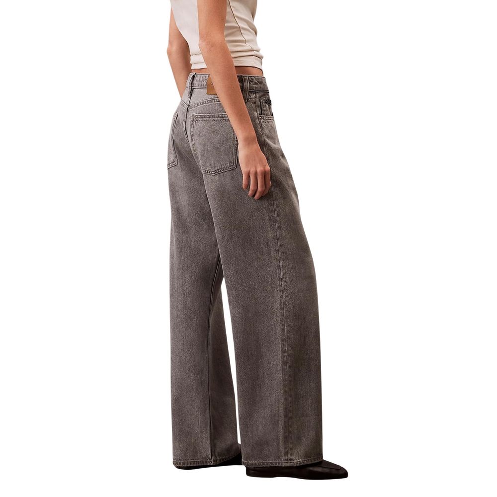 Jeans by Calvin Klein Jeans for women in lyocell & denim cotton gray features an sartorial relaxed-fit, wide & boyfriend and long with a low rise cut for a sartorial finish.