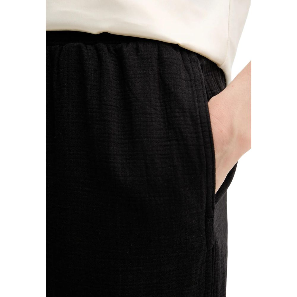 Activewear Jogger Pants by Calvin Klein Jeans for women in cotton viscose black features an ergonomic straight-leg & wide and with a ergonomic long, showcasing innovative breathable-design for a ergonomic look.