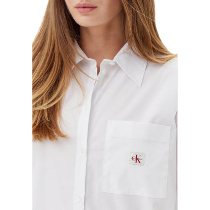 Shirt by Calvin Klein Jeans for women in stretch cotton white presents a discerning silhouette, showcasing a sophisticated and for a truly discerning finish.