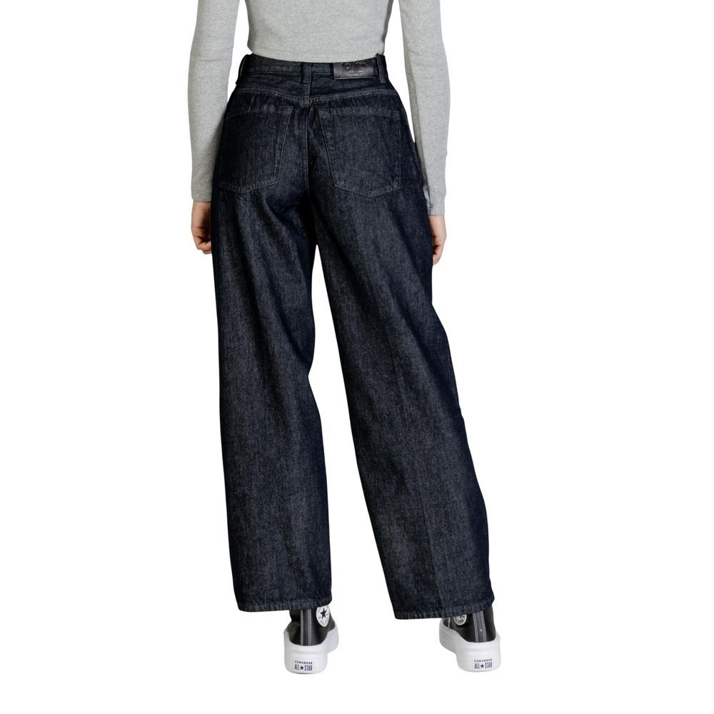 Jeans by Calvin Klein Jeans for women in denim cotton blue presents a refined pantology silhouette, artfully defined by a refined pantology flared, bootcut & wide, long, and a sophisticated high rise.