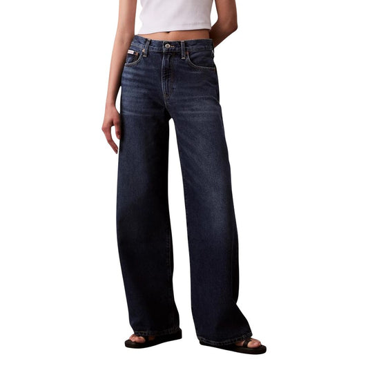 Jeans by Calvin Klein Jeans for women in denim cotton blue presents a refined pantology silhouette, artfully defined by a refined pantology flared, bootcut & wide, long, and a sophisticated mid rise.