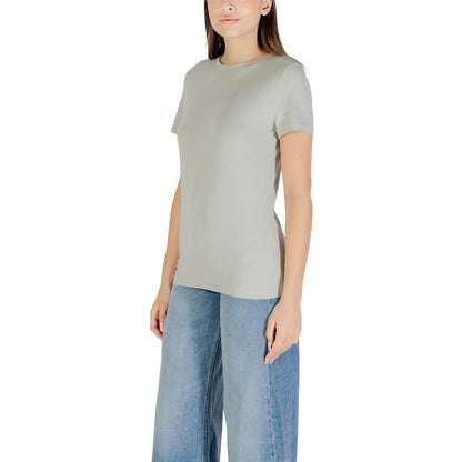 T-Shirt by Guess Active for women in stretch cotton green showcases a chic silhouette, artfully detailed with a chic crew neckline and for a chic finish.