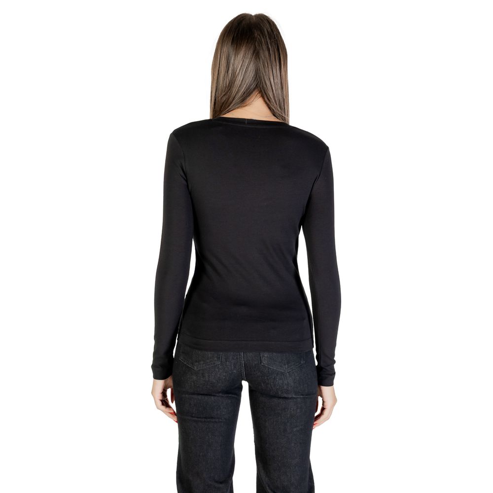 T-Shirt by Guess for women in stretch cotton black features an edgy silhouette, meticulously detailed with a sophisticated and crew neckline for a truly edgy finish.