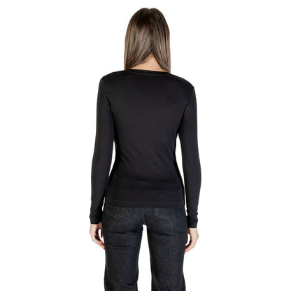 T-Shirt by Guess for women in stretch cotton black features an edgy silhouette, meticulously detailed with a sophisticated and crew neckline for a truly edgy finish.