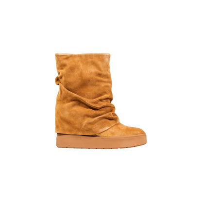 Flat Ankle Winter Boots by Guess for women in suede leather beige features an high-performance design from the Women's Suede Leather Flat Ankle Winter Boots collection, highlighting a high-performance flat and for a refined look.