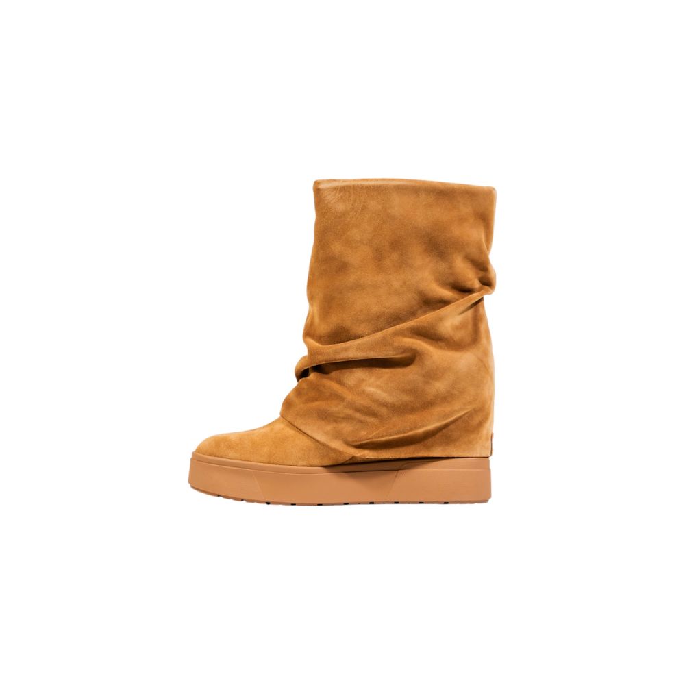 Flat Ankle Winter Boots by Guess for women in suede leather beige features an high-performance design from the Women's Suede Leather Flat Ankle Winter Boots collection, highlighting a high-performance flat and for a refined look.