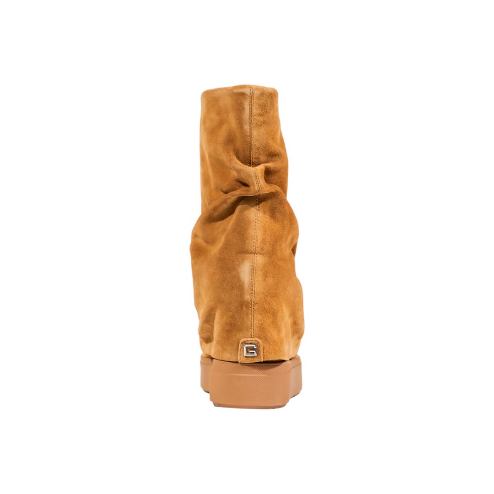 Flat Ankle Winter Boots by Guess for women in suede leather beige showcases a aeronautic silhouette as Women's Suede Leather Flat Ankle Winter Boots, artfully defined by a aeronautic flat and a aeronautic .
