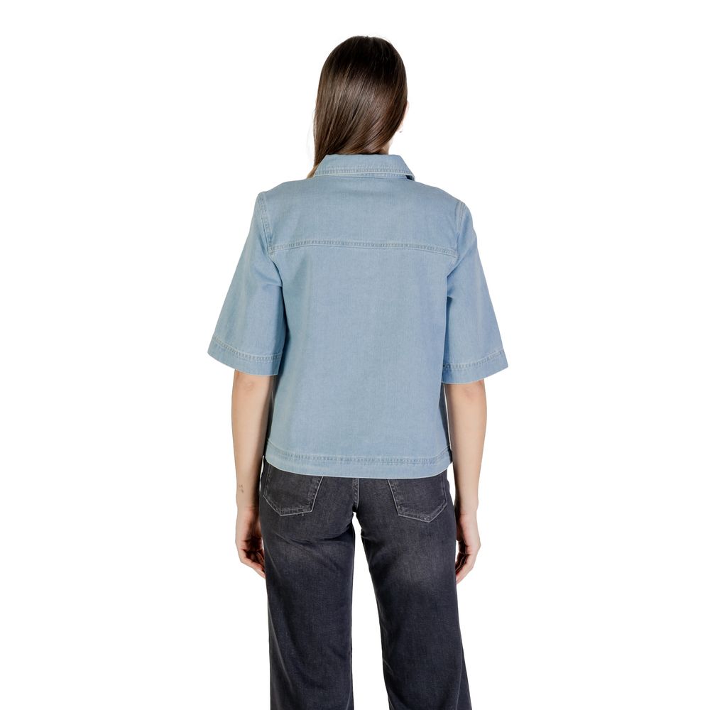 Shirt by Only for women in cotton light-blue showcases a sharp silhouette, elegantly detailed with a sharp and sharp .