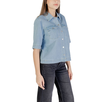 Shirt by Only for women in cotton light-blue features an architectural silhouette with a refined and elegant for a architectural look.