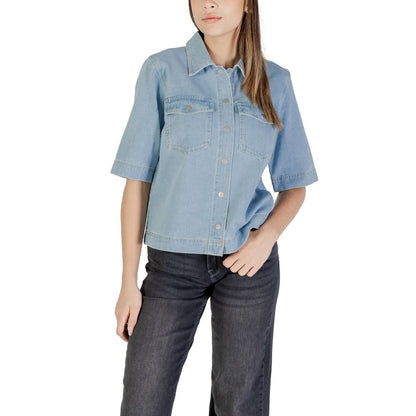 Shirt by Only for women in cotton light-blue showcases a sublime silhouette, artfully detailed with a sublime and for a sophisticated, sublime finish.