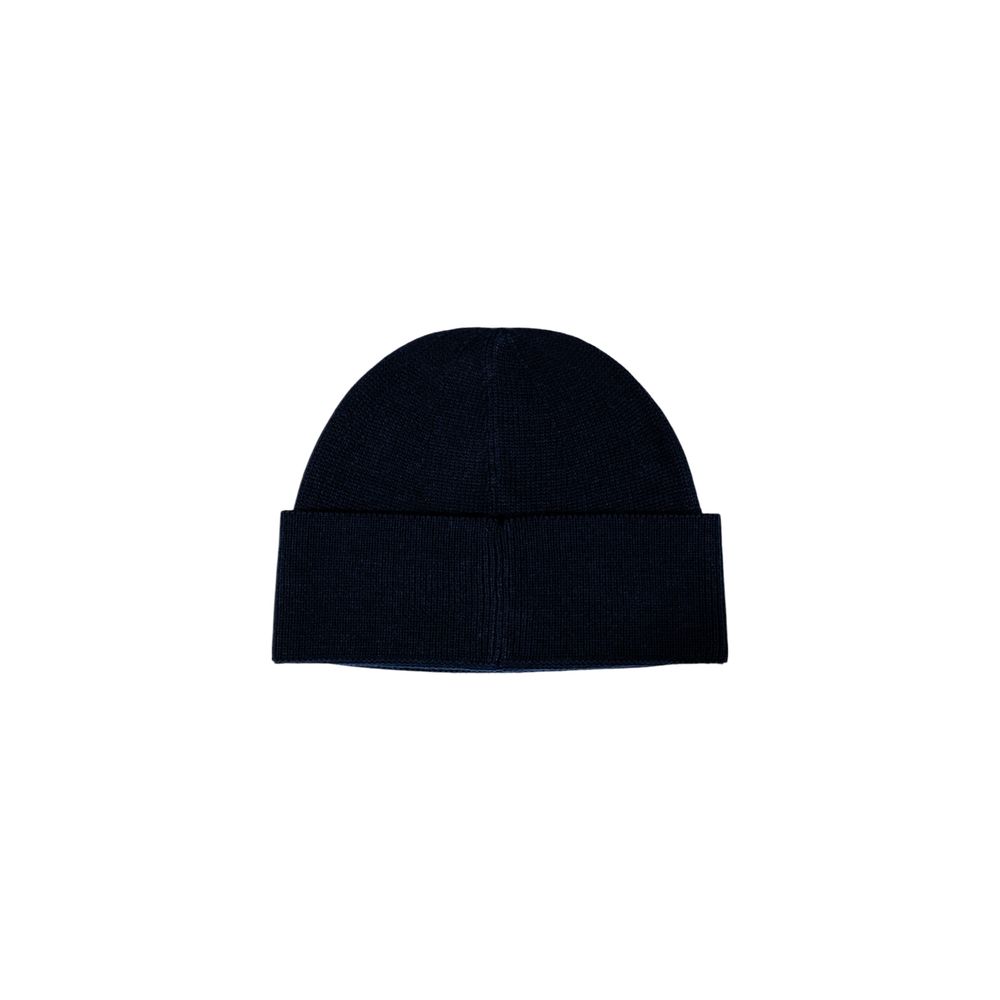 Hat by Armani Exchange for men in cotton & marabou wool blue features an exquisite silhouette, showcasing the exquisite craftsmanship of this Cotton & Marabou Wool Hat.