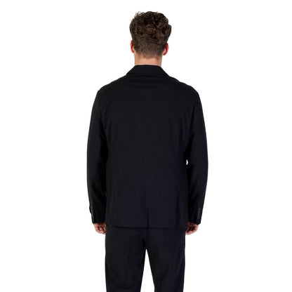 This Blazer by Armani Exchange for men in stretch polyester viscose & wool black presents a tailored silhouette, meticulously tailored with a tailored and distinctive for a tailored finish.
