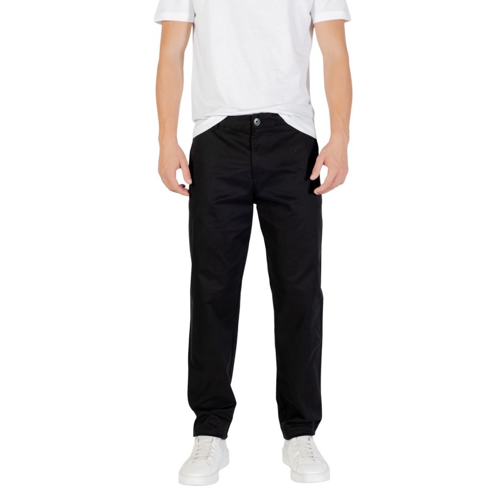 Trousers by Armani Exchange for men in stretch cotton black presents a perennial silhouette, meticulously tailored with a skinny & slim cut, long finish, and an elegant .