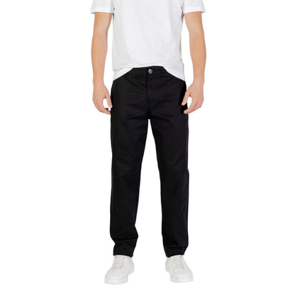 Trousers by Armani Exchange for men in stretch cotton black presents a perennial silhouette, meticulously tailored with a skinny & slim cut, long finish, and an elegant .