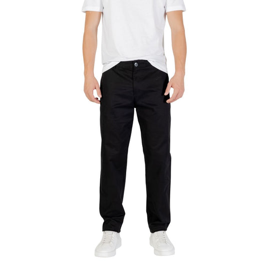 Trousers by Armani Exchange for men in stretch cotton black presents a perennial silhouette, meticulously tailored with a skinny & slim cut, long finish, and an elegant .