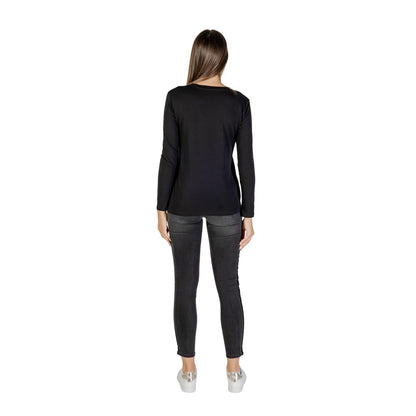 T-Shirt by Armani Exchange for women in cotton black showcases a chic silhouette, artfully detailed with a chic round neckline and for a chic finish.